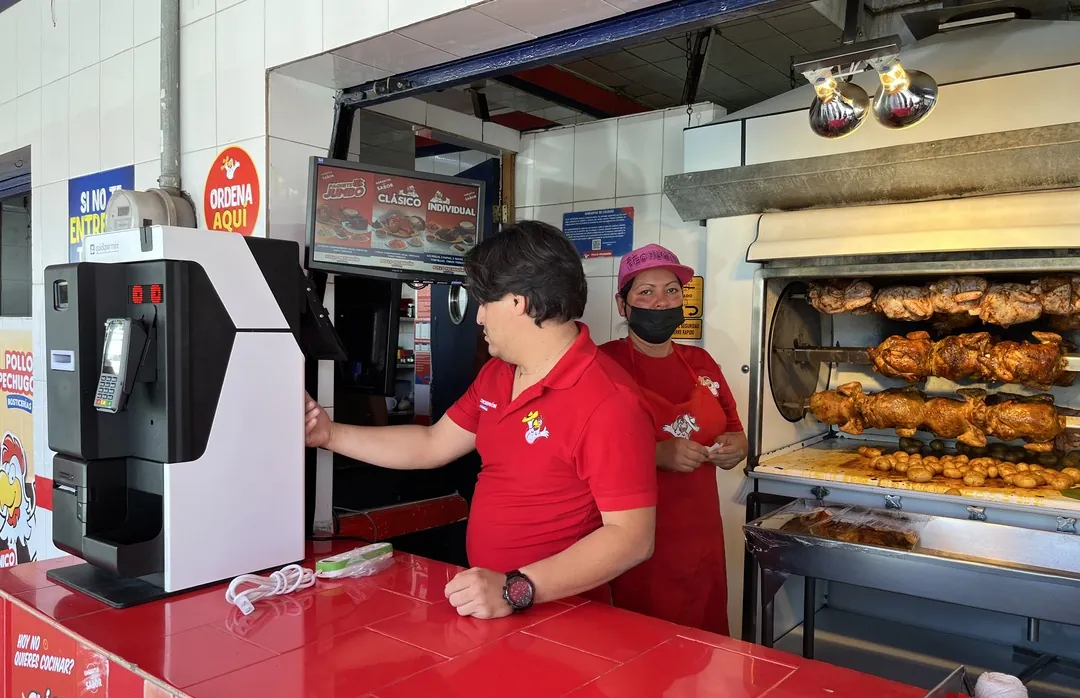 Quickpaymini en el mostrador de una pollería