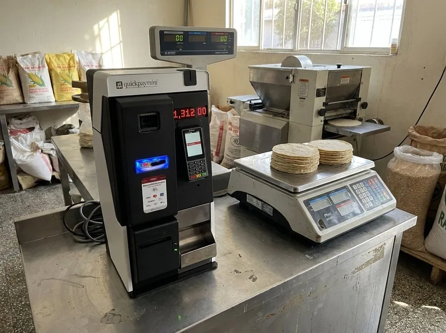 Quickpaymini junto a la báscula en una tortillería